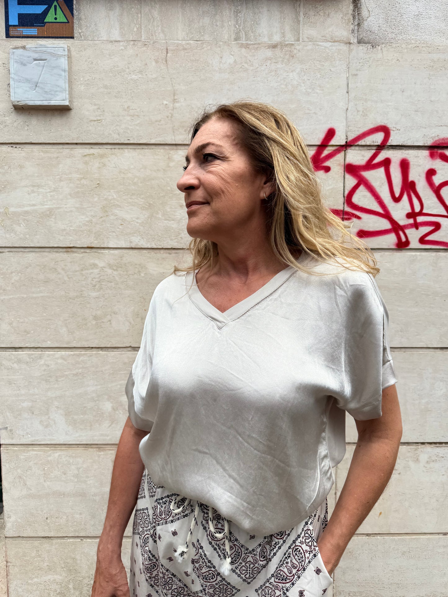 SALDI|Blusa a V in raso di viscosa