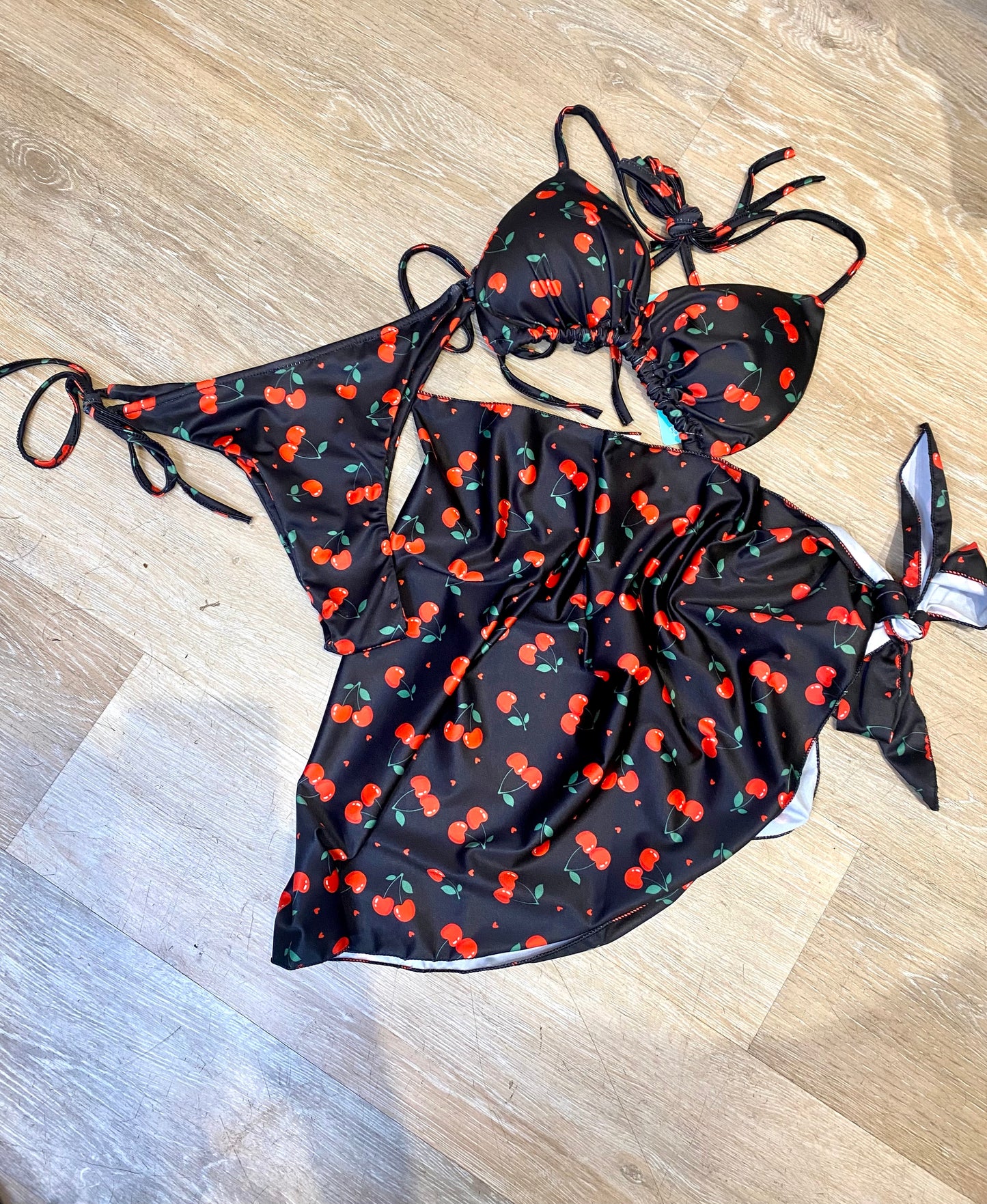 Bikini + pareo ciliegie 🍒