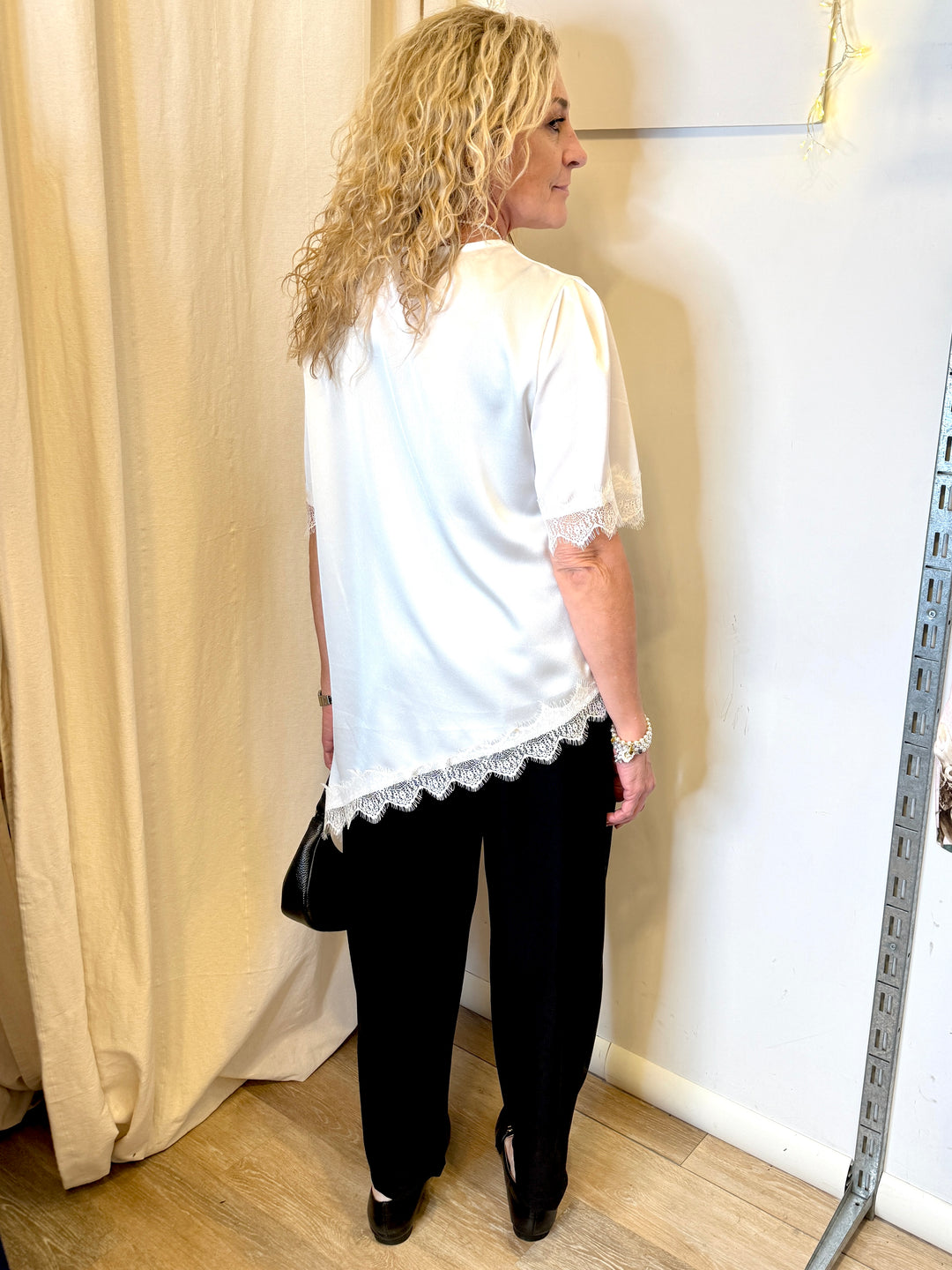 T-shirt over pizzo in raso