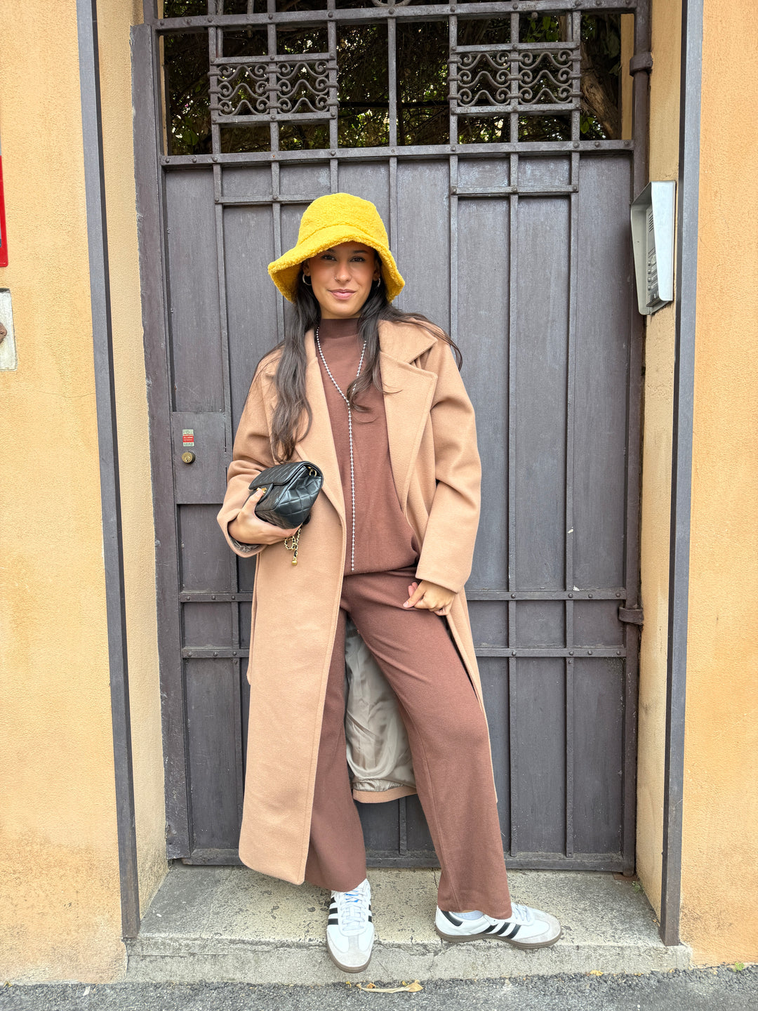 Cappello cloche in peluche giallo