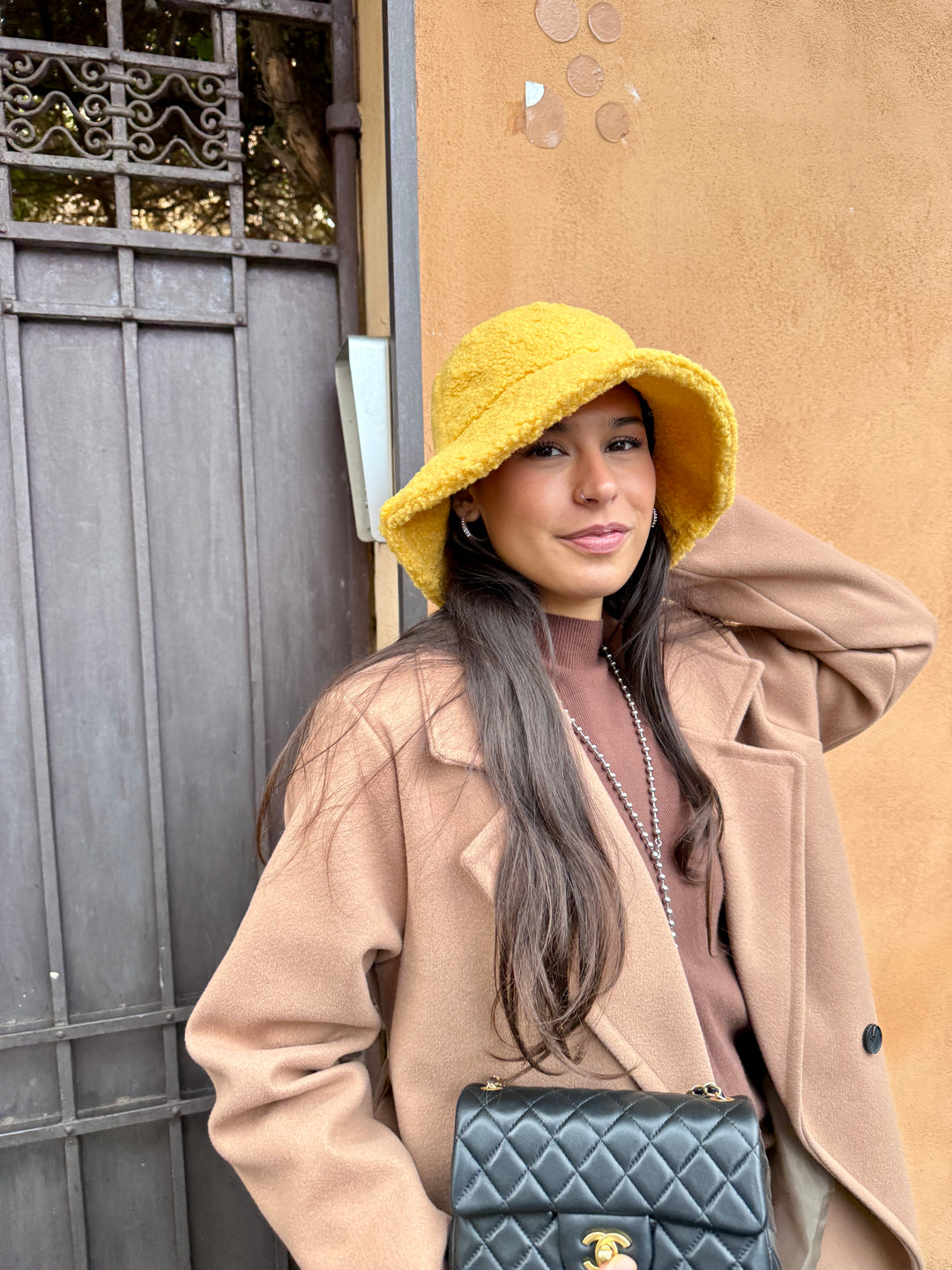 Cappello cloche in peluche giallo