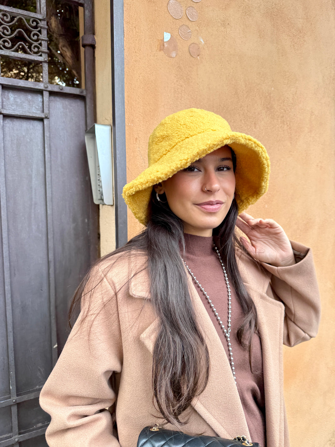 Cappello cloche in peluche giallo