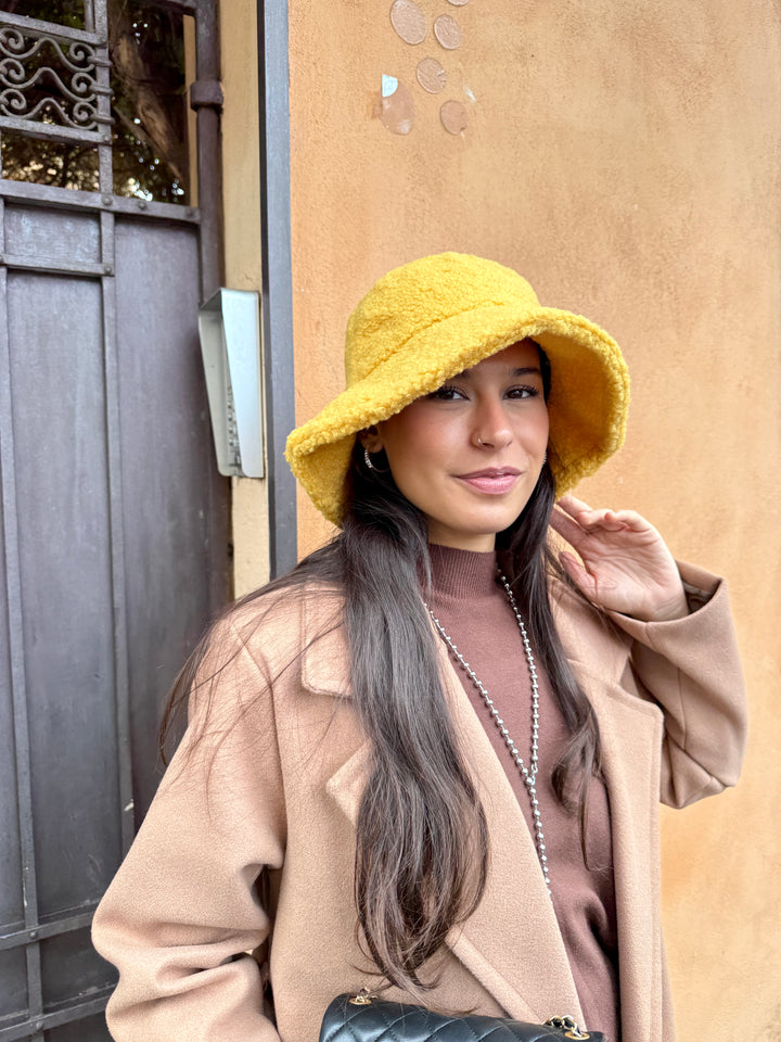 Cappello cloche in peluche giallo