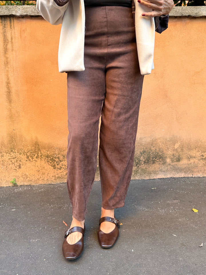 Pantaloni carrot ecocamoscio