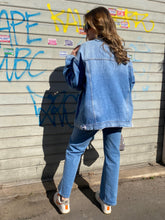 Carica l&#39;immagine nel visualizzatore di Gallery, Giubbotto jeans strass

