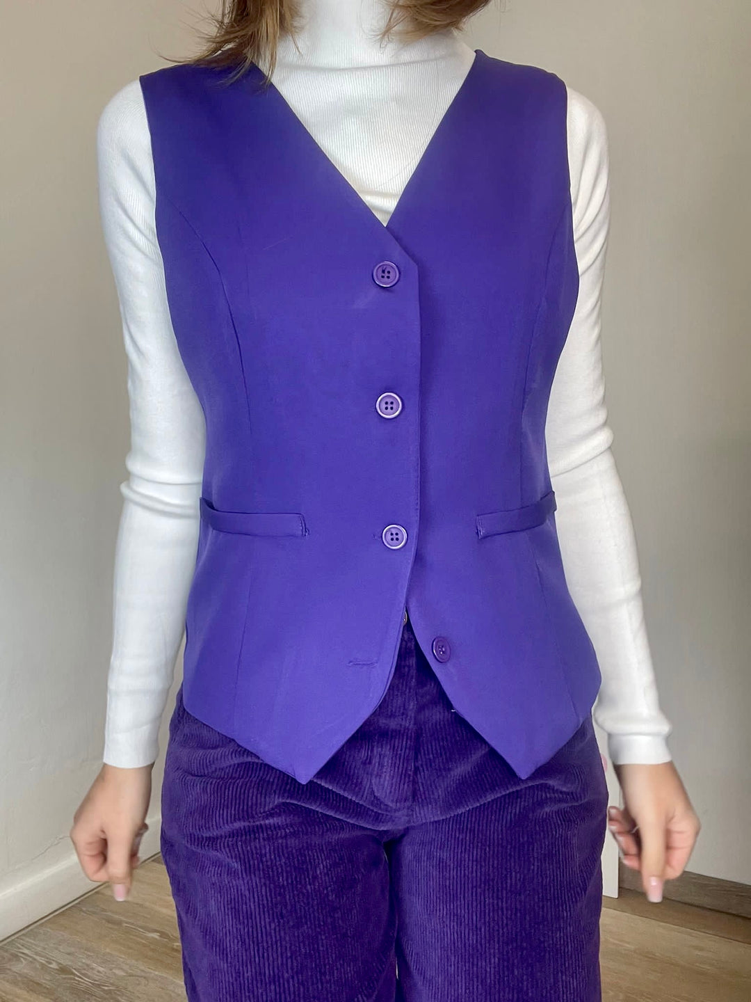 Gilet con bottoni viola